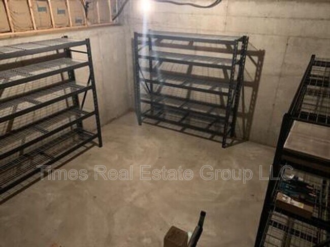 Building Photo - 436 W 5th Ave