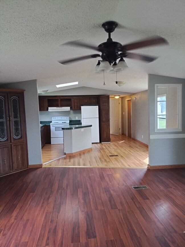 Building Photo - 354 Golden Dale Dr