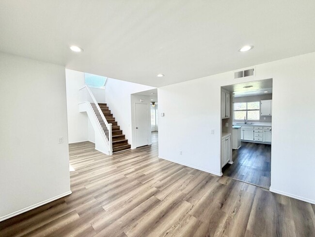 Building Photo - Stunning 4 Bedroom Home in California Tradewinds