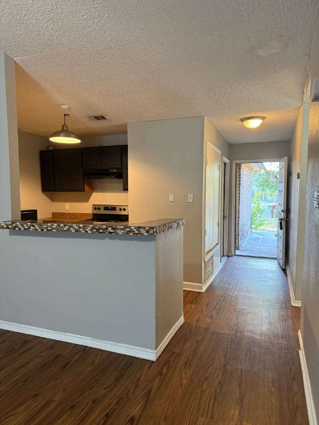Building Photo - Two Bedroom/Two Bathroom Duplex Between Ki...