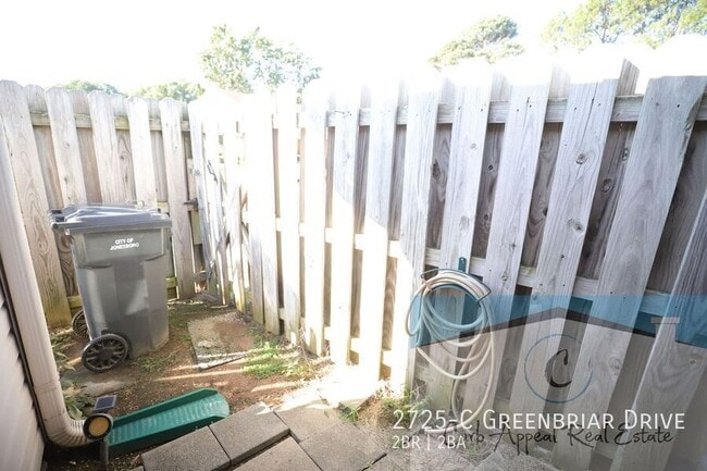 Building Photo - 2725 Greenbriar Dr
