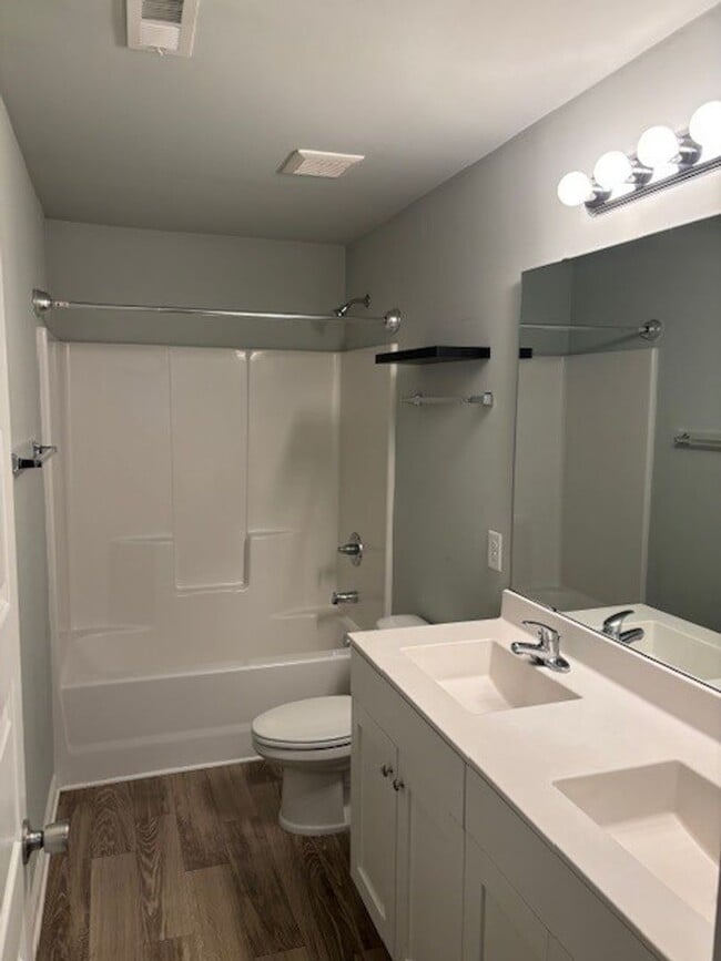 Building Photo - Beautiful 2 bedroom, 2.5 bath townhome Holly Ridge - Buckhorn Community