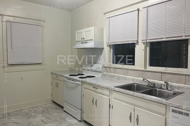 Building Photo - Charming Lower Midtown Cottage