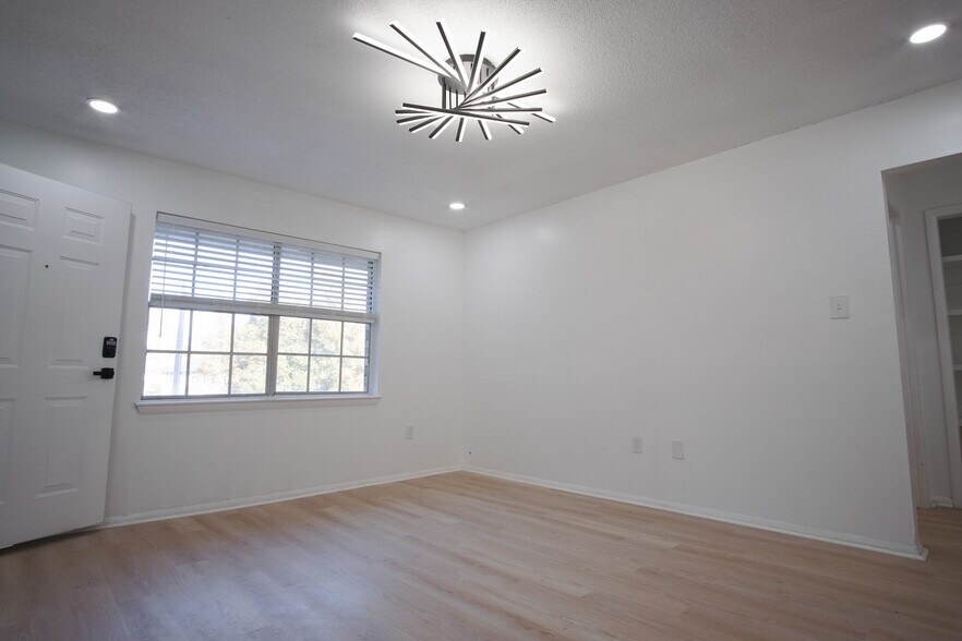 Building Photo - 106 Woodhouse Ln