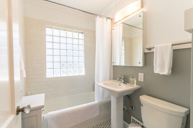 Building Photo - {4805}  Charming West Plaza Bungalow + Pri...
