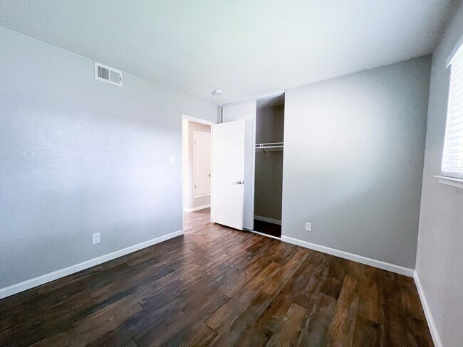 Building Photo - 432 Holland Dr