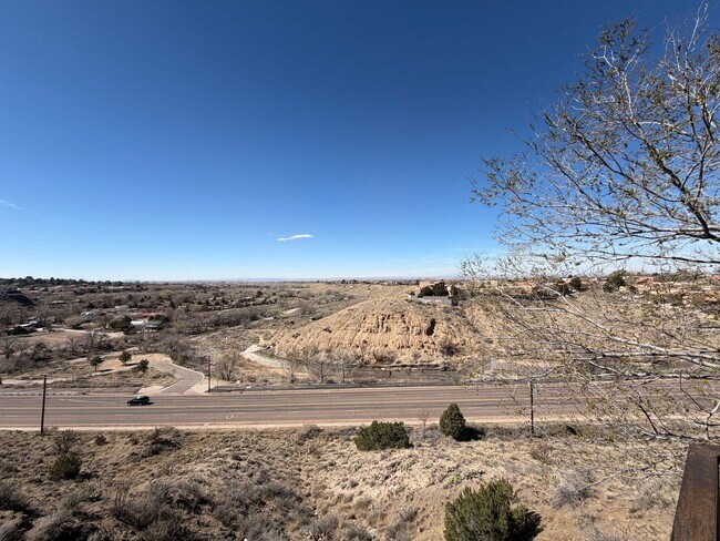 Building Photo - Cozy 2 Bedroom 2 Bathroom Home In 4 Hills!