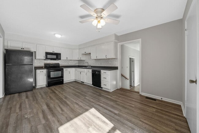 Building Photo - 4 Bedroom Pet Friendly Home For Rent!