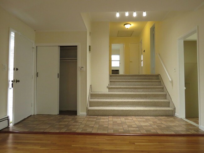 Building Photo - Large Split Level