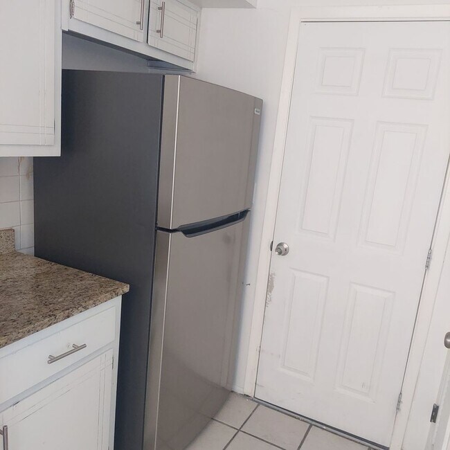 Building Photo - Welcome Home ! 3 bedroom 1.5 bath rental -DUPLEX