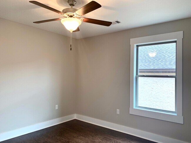 Building Photo - 312 Wolf Den Dr