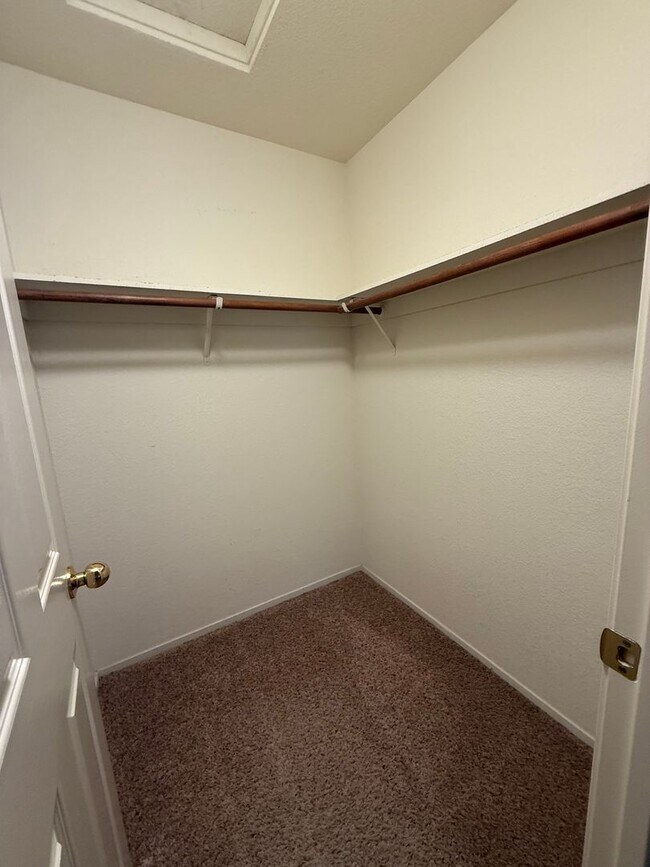 Building Photo - Great home available NOW