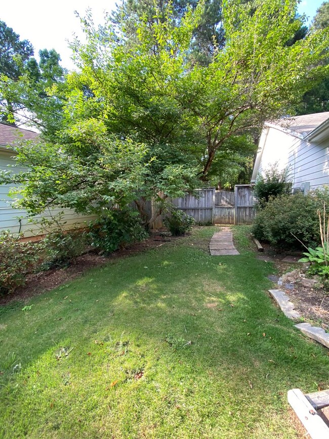 Building Photo - Adorable, east side cottage near UGA vet s...