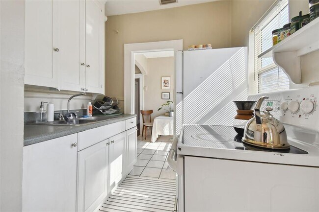 Building Photo - 2445 2nd Ave N