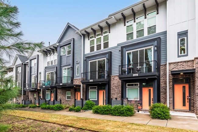 Building Photo - 644 W End Dr