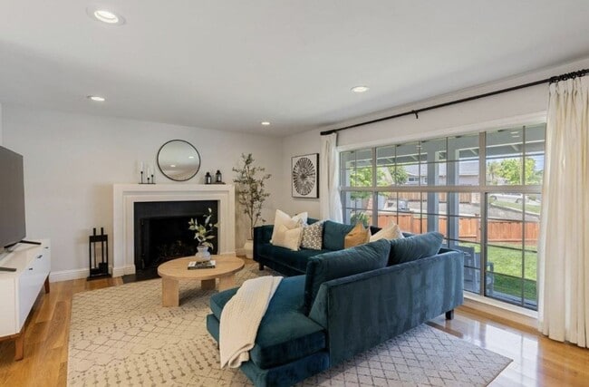Building Photo - 4 Bedroom/ 3 Bathroom in Dublin!!