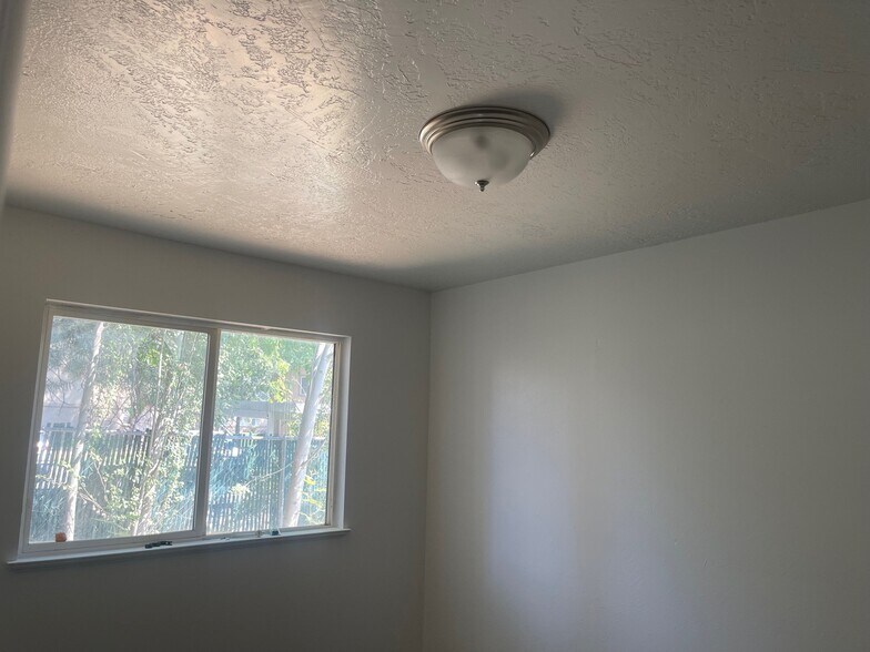Building Photo - 266 W 750 S