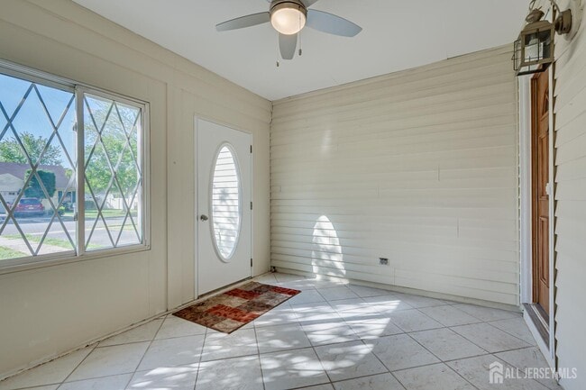 Building Photo - 6 Woodbury Rd