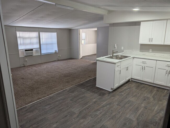 Building Photo - Lovely Home is Quiet Southwest Jacksonville Neighborhood