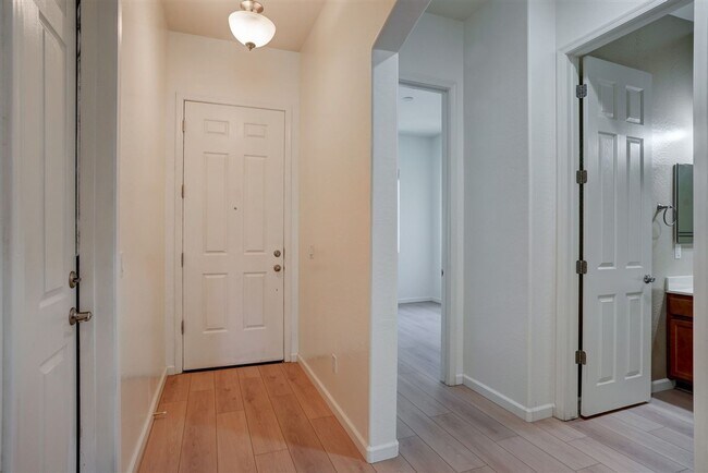 Building Photo - 3 Bedroom, 2 Bathroom Townhome in Granvill...