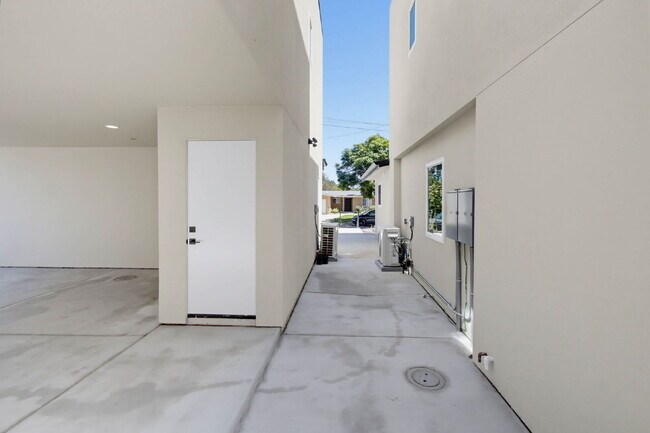 Building Photo - Breathtaking Bay Views & Large Private Deck - Walking Distance To Mission Bay