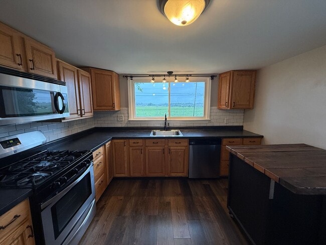 Building Photo - Charming Cape Cod Near Airport with Modern...