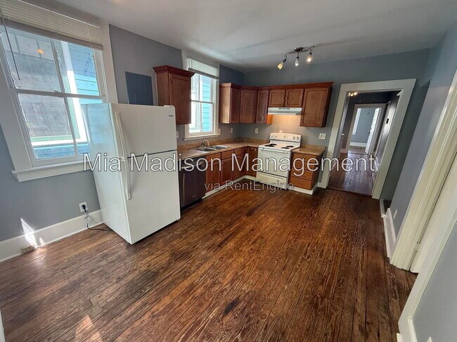 Building Photo - 607 W 44th St