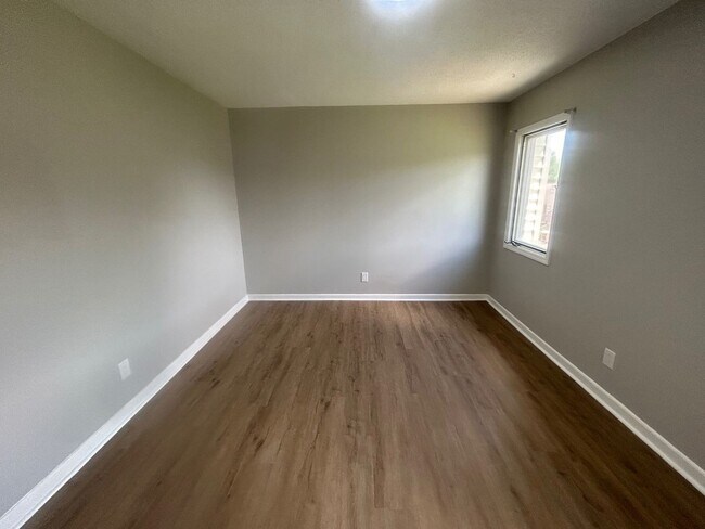 Building Photo - 137 Lionsgate Dr
