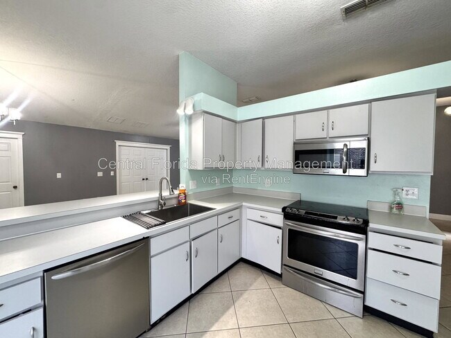 Building Photo - 8120 Lesia Cir