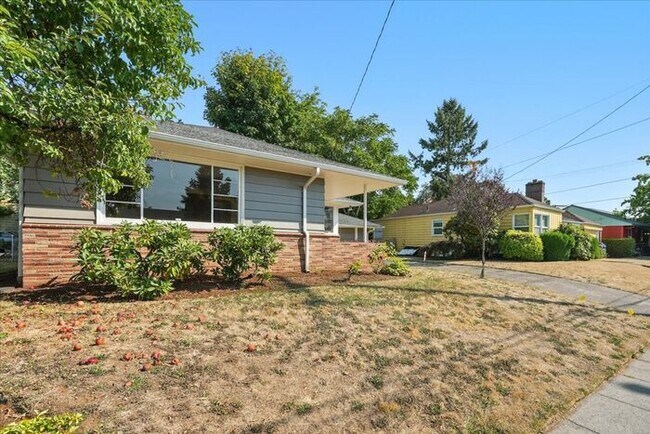Building Photo - Spacious, Newly Renovated 5-Bedroom Home N...