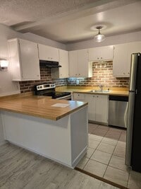 Building Photo - Beautiful Ground Floor Unit-  1BD/1.5BA