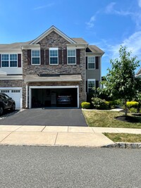 Building Photo - Beautiful 3-Bedroom End Townhouse in Royer...