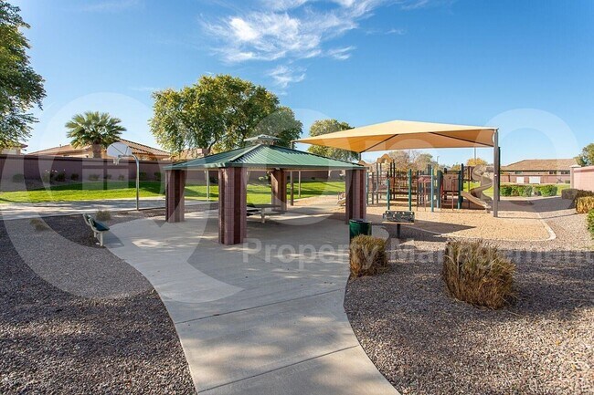 Building Photo - 3105 E Vallejo Dr