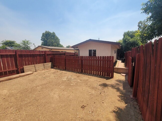 Building Photo - Single-Story 4-Bedroom Apartment in Yucaipa!