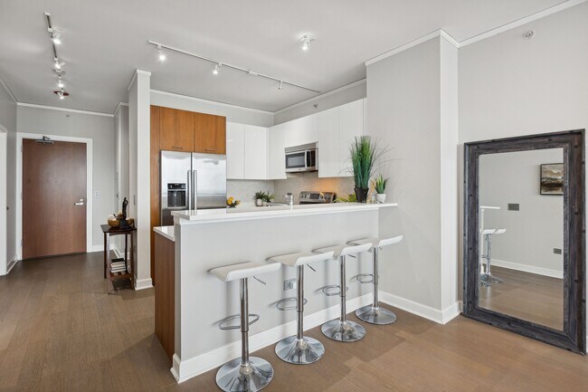 Building Photo - 1901 S Calumet Ave