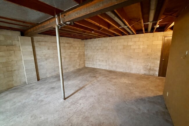 Building Photo - 902 Cedar River Dr NW