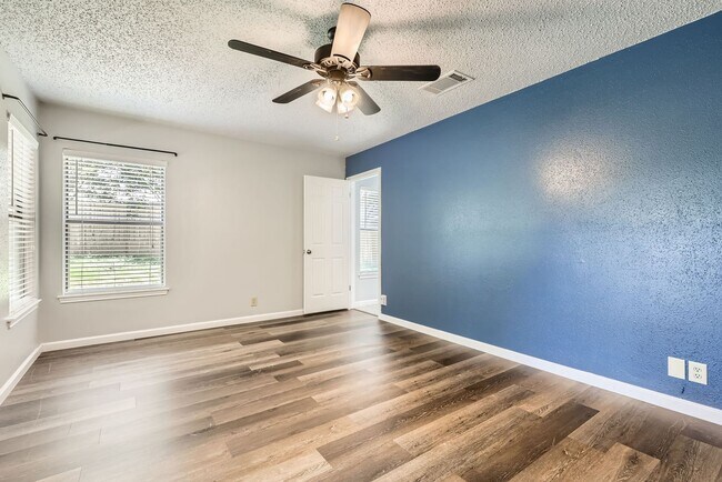 Building Photo - Ready for Move In!