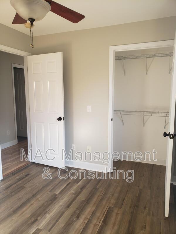 Building Photo - 1028 Nottingham Dr