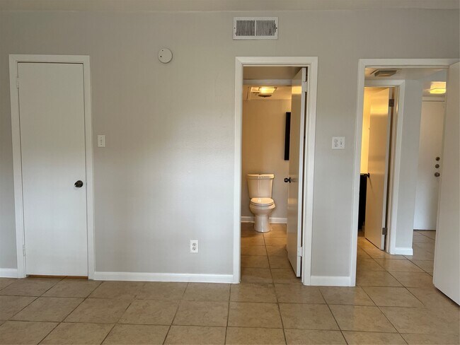 Building Photo - 2824 Briarhurst Dr