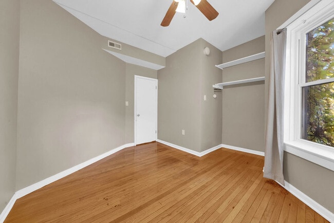 Building Photo - 1121 W Columbia Ave