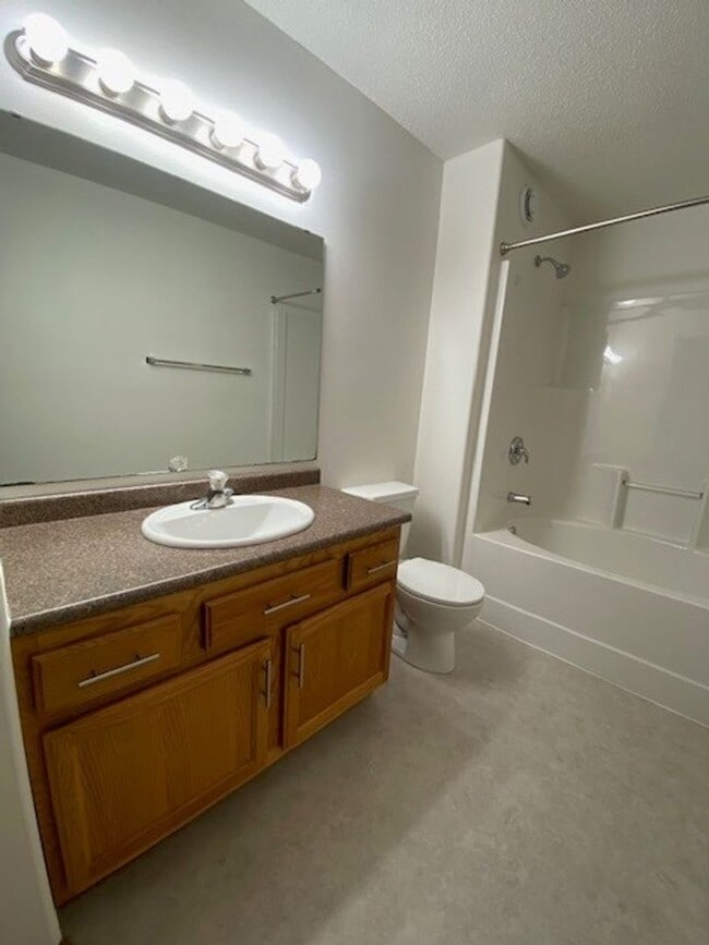 Building Photo - Comfortable 4 Bedroom with Garage & Fenced Yard for Rent!