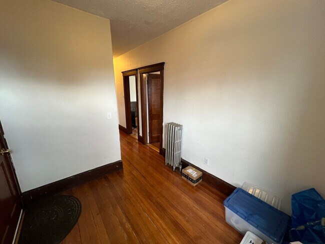Building Photo - 9/1 Spacious Davis Sq 3BR w/EIK right by T...