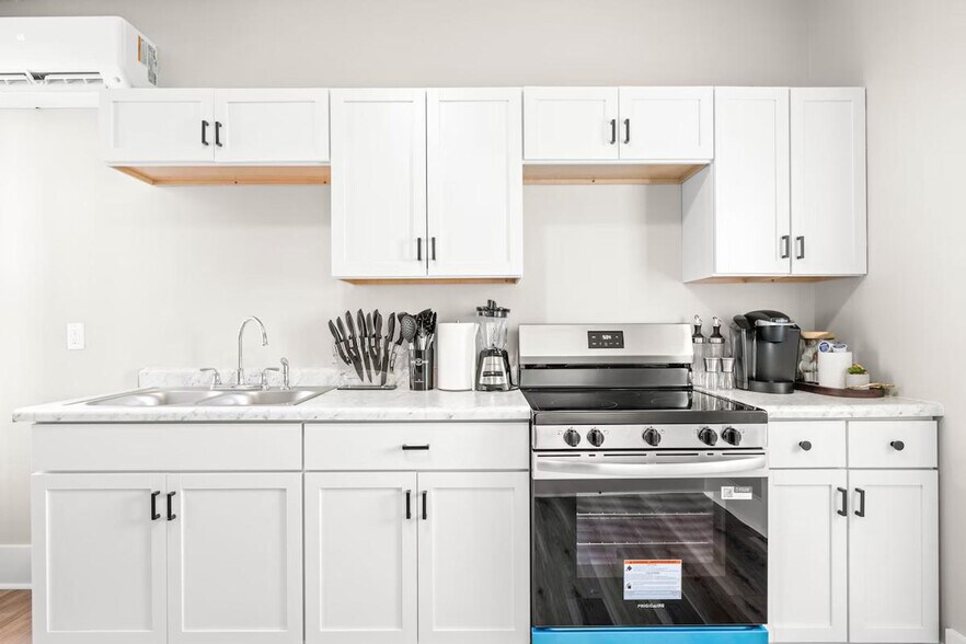 Building Photo - 639 Maple St