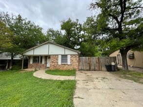 Building Photo - COMING SOON - 2 Bedroom 1 Bath Home in Lak...