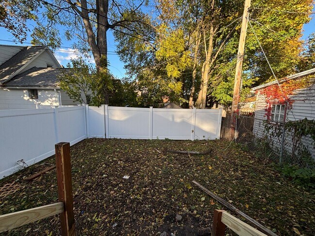 Building Photo - 170 Benton St