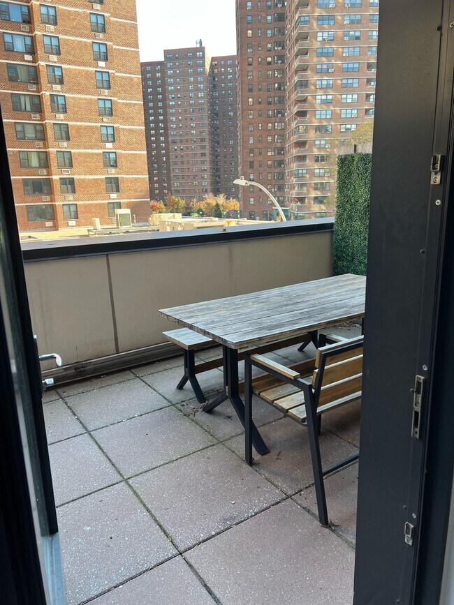 Building Photo - 145 Clinton St