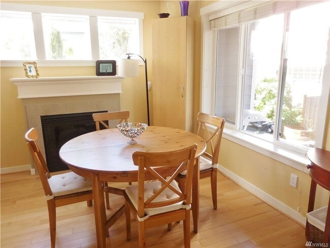 Building Photo - 3Bd/2.5Ba Seattle Townhome