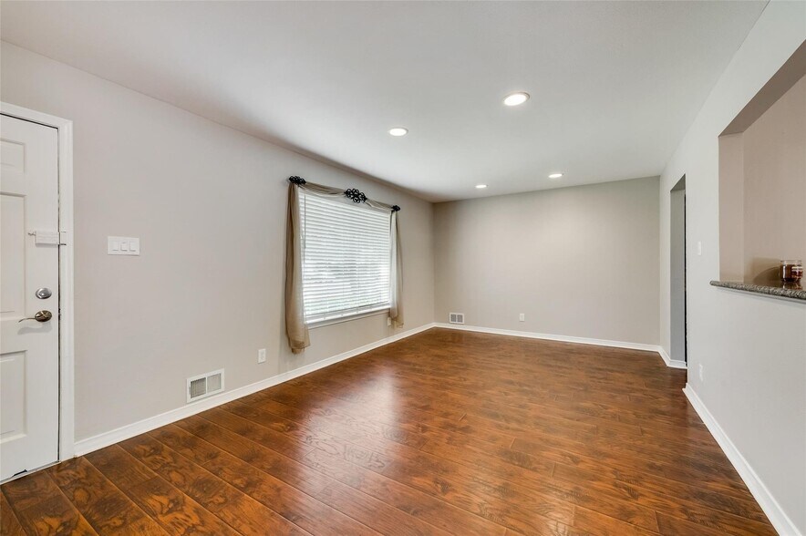 Building Photo - 13635 Willow Bend Rd