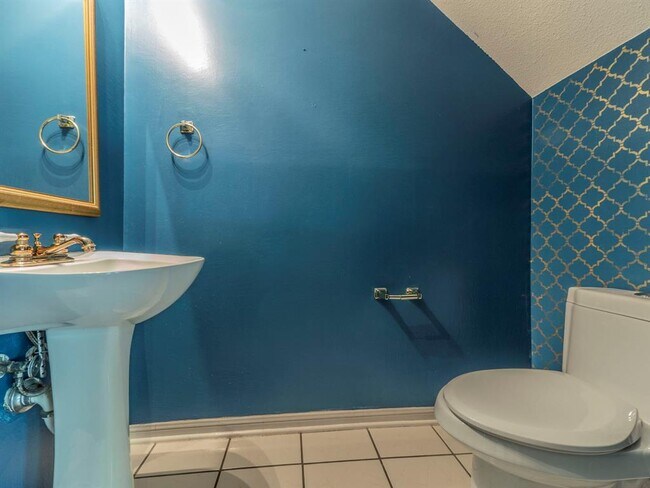 Building Photo - 2316 Logan Dr