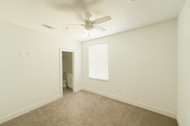 Building Photo - 1931 N Prairie Ave